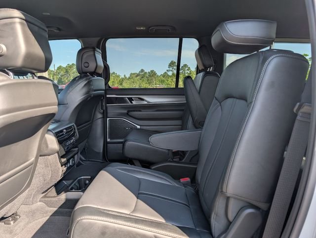 New 2026 Bright White Clear-Coat Exterior Paint Jeep Limited Altitude image 33