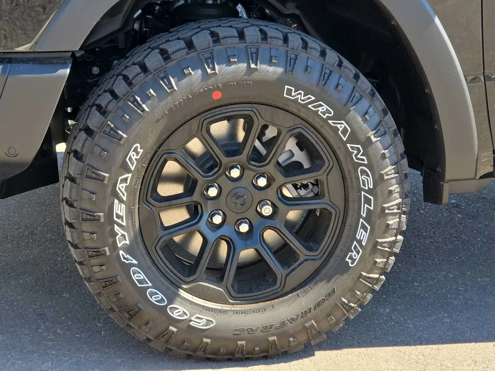 New 2026 Diamond Black Crystal Pearl-Coat Exterior Paint RAM Rebel image 12