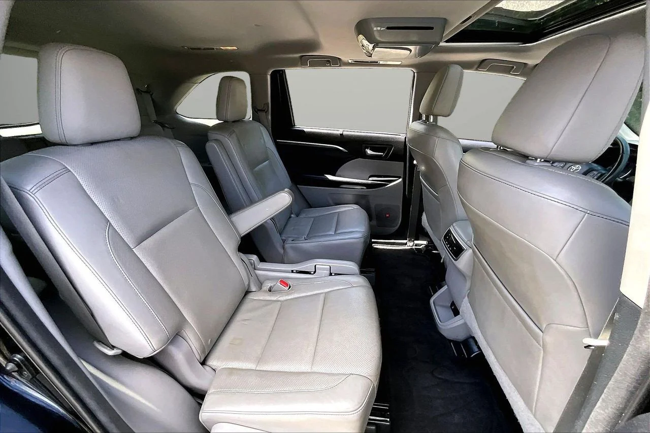 Used 2015 Black Toyota Limited image 25