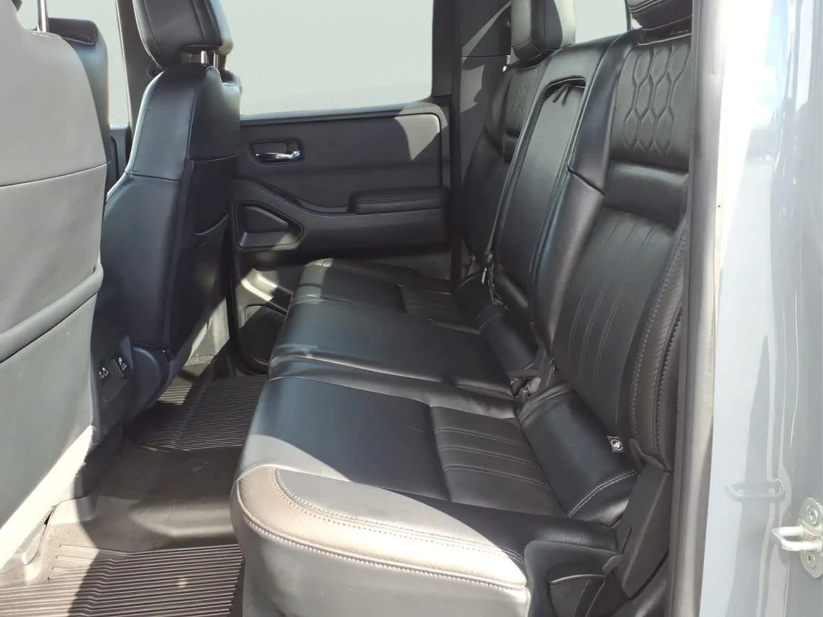 Used 2022 Boulder Grey Pearl Nissan PRO-4X image 29