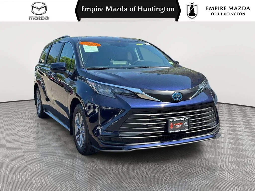 2024 Toyota Sienna LE 8-Passenger Hybrid AWD's photo