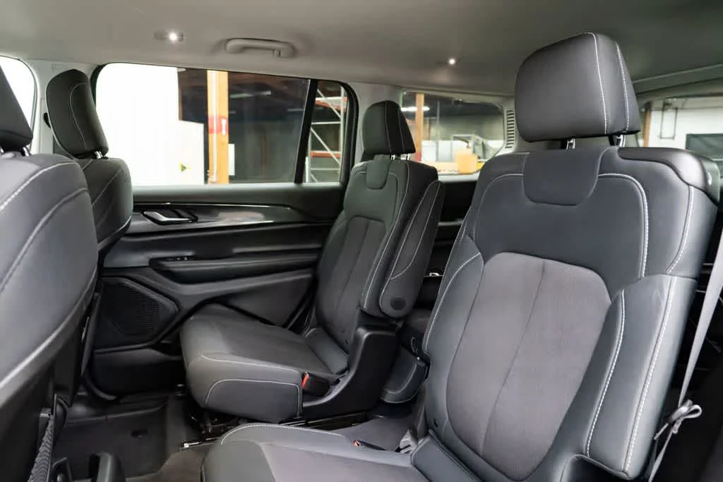 Used 2023 Diamond Black Crystal Pearlcoat Jeep Laredo image 26