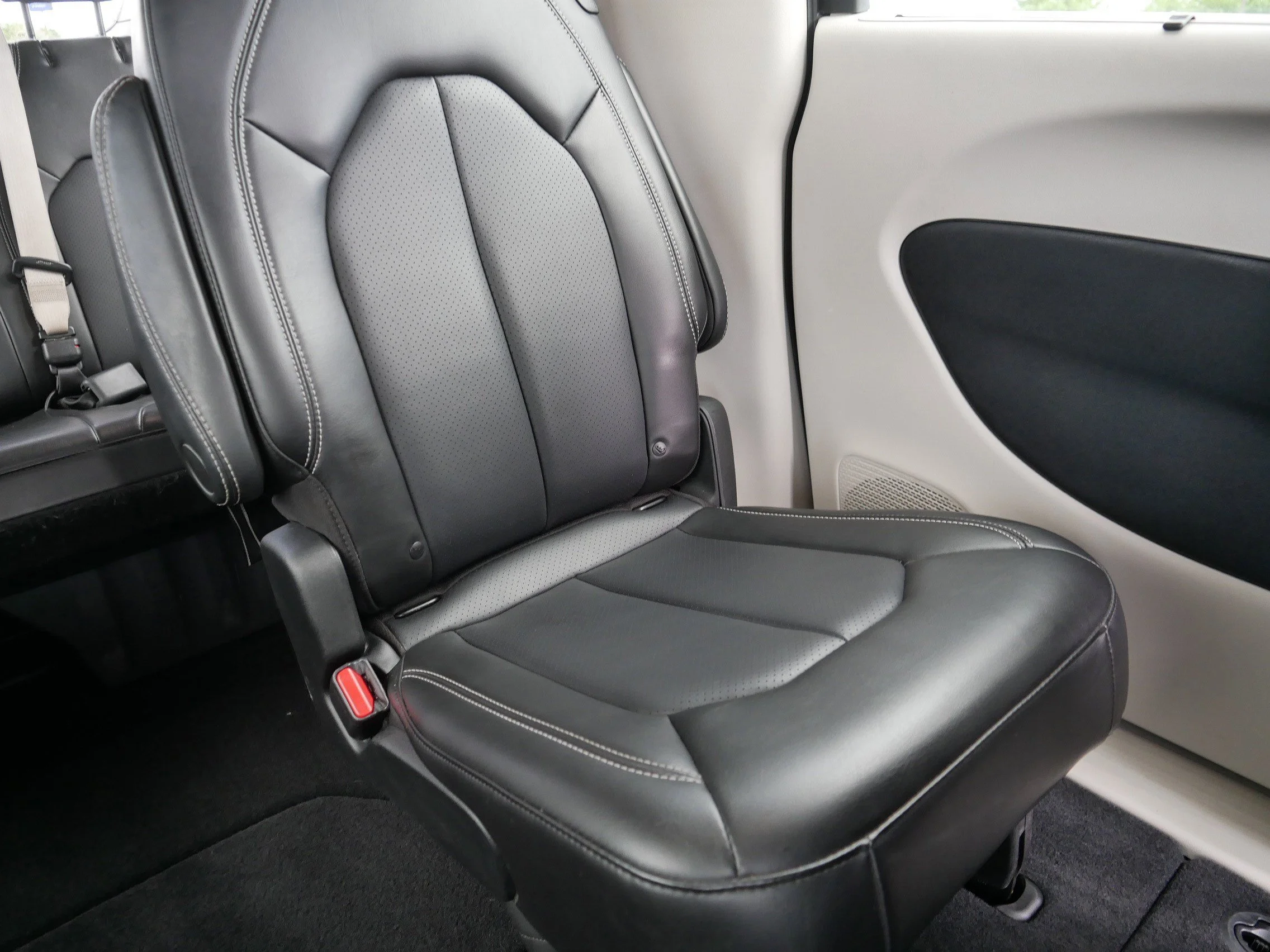 Used 2023 Ceramic Gray Clearcoat Chrysler Touring L image 14