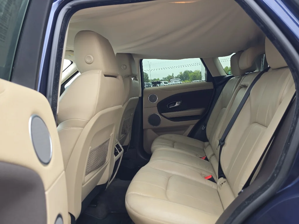 Used 2017 Loire Blue Metallic Land Rover SE image 8
