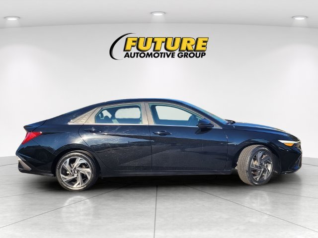 Certified Used 2025 Black Hyundai SEL Convenience image 3