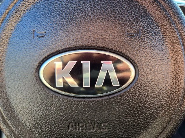 Used 2022 White Kia LX image 33