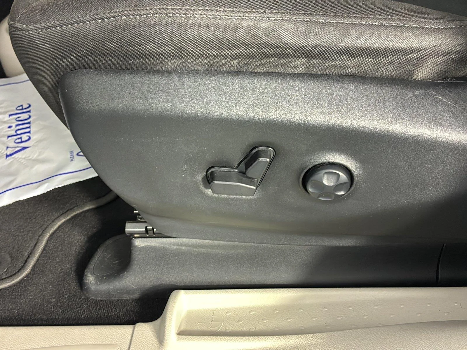 Used 2023 Silver Mist Clearcoat Chrysler LX image 22