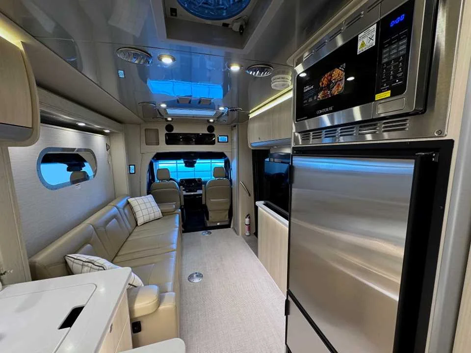 New 2025 Hightech Silver Premium Metallic AIRSTREAM  image 20