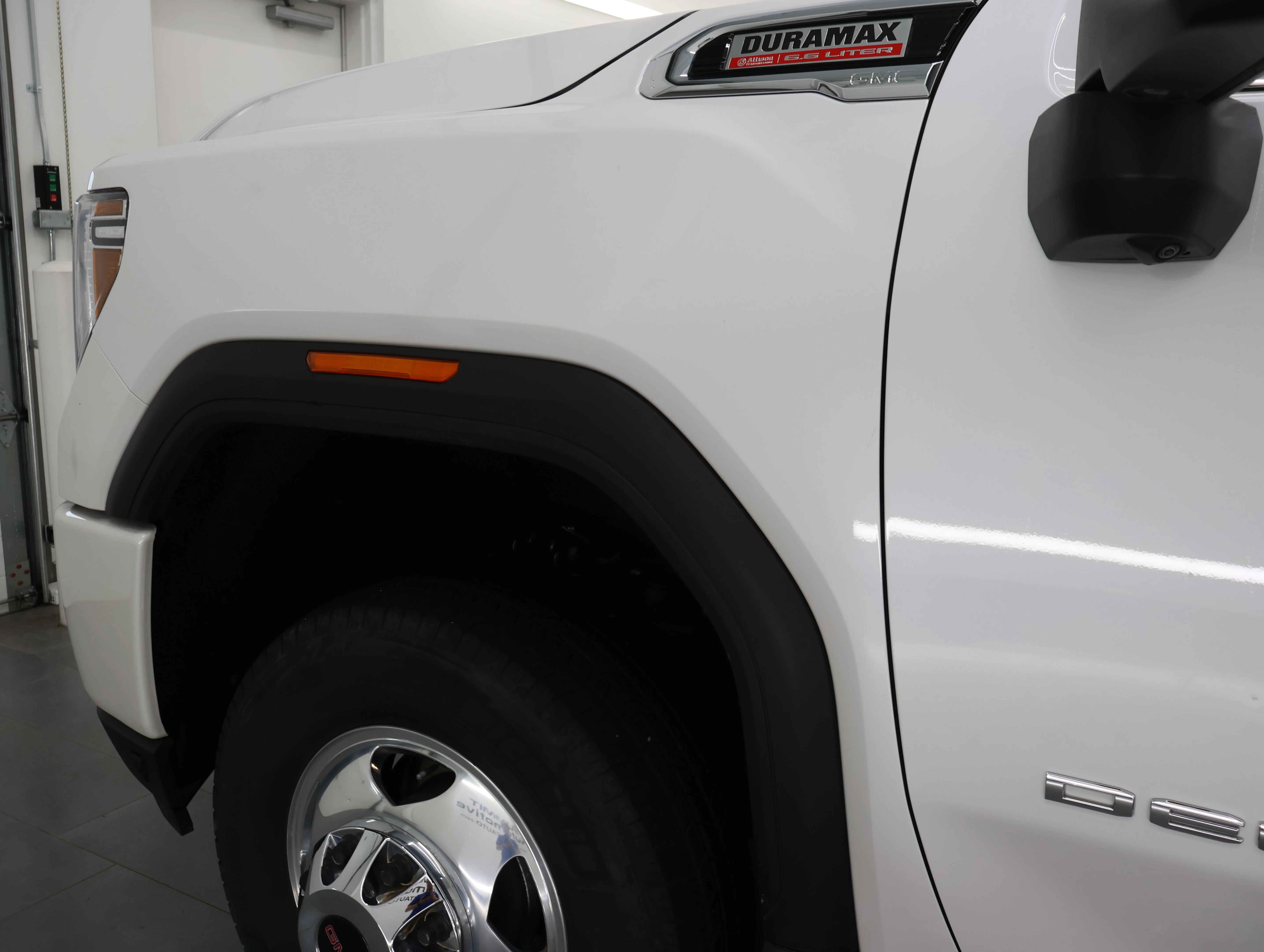 Used 2022 White Frost Tricoat GMC Denali image 43