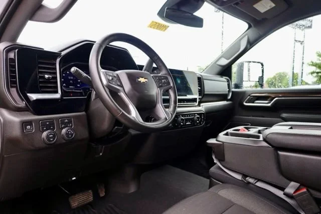 Used 2025 Summit White Chevrolet LT image 11