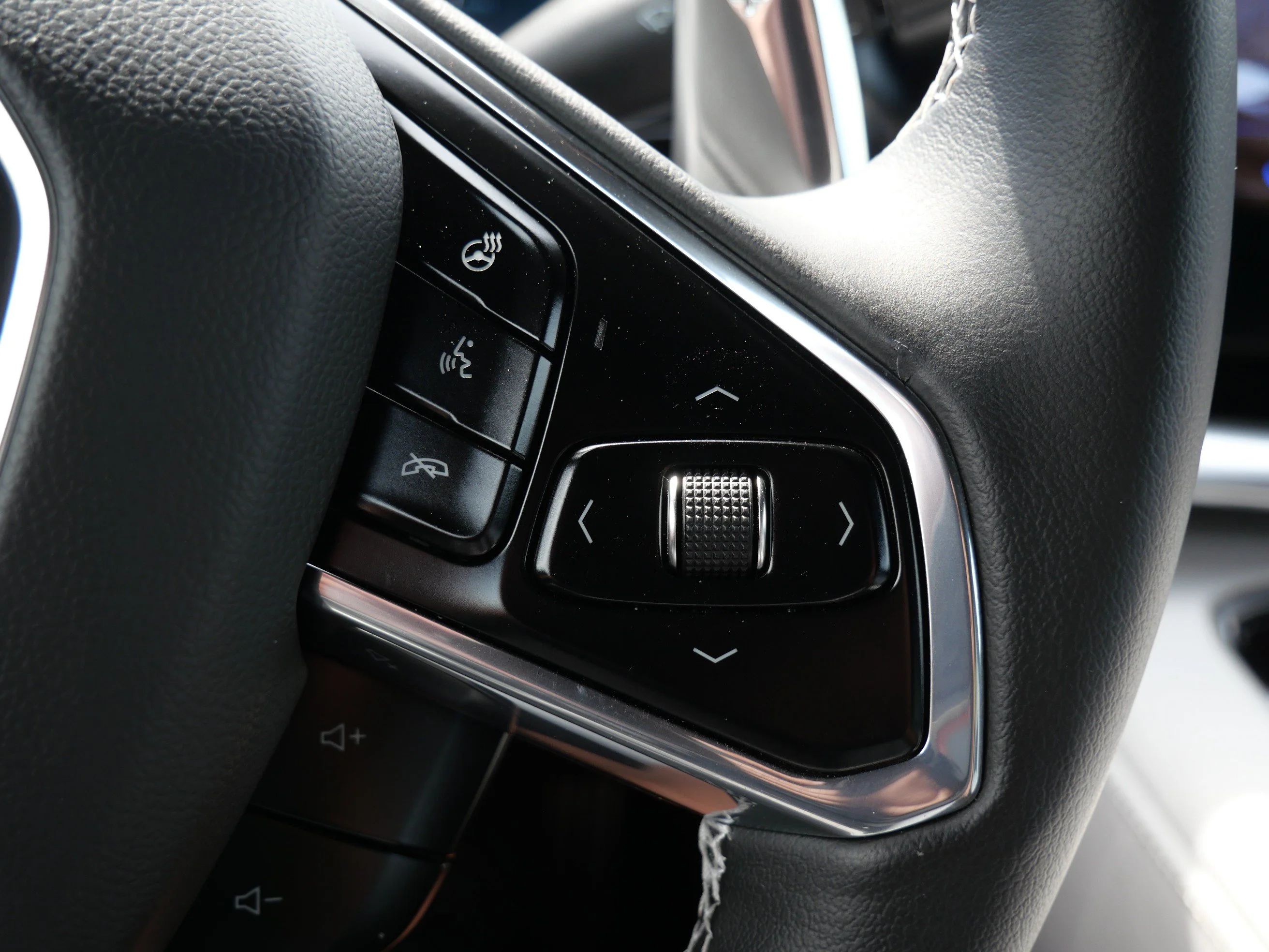 Used 2023 Arctic White Chevrolet 2LT image 24