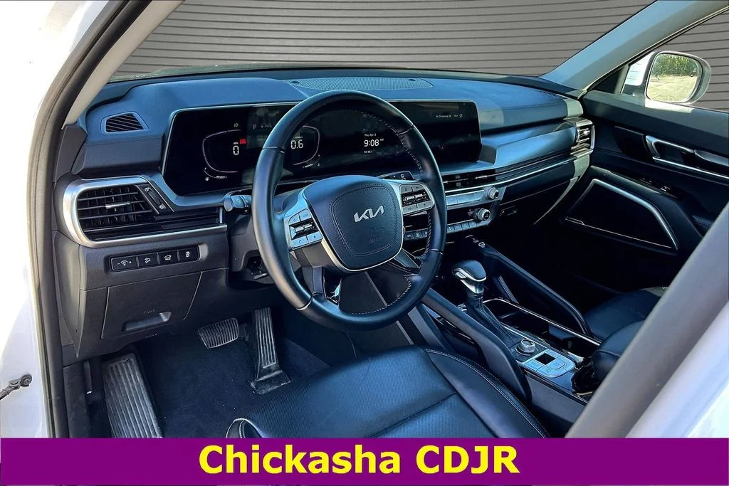 Used 2025 White Kia S image 16