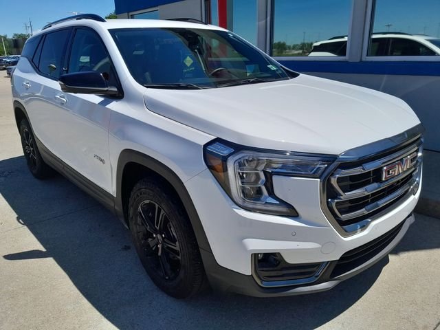 Used 2024 White GMC AT4 image 3