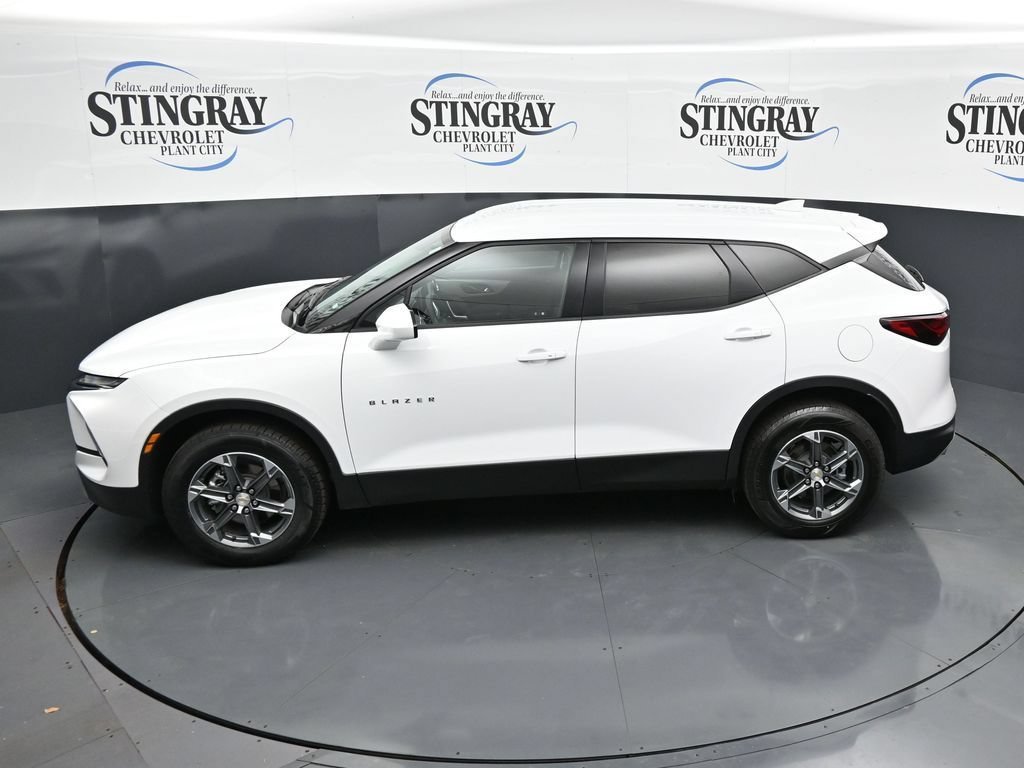 Used 2025 Summit White Chevrolet 2LT image 24