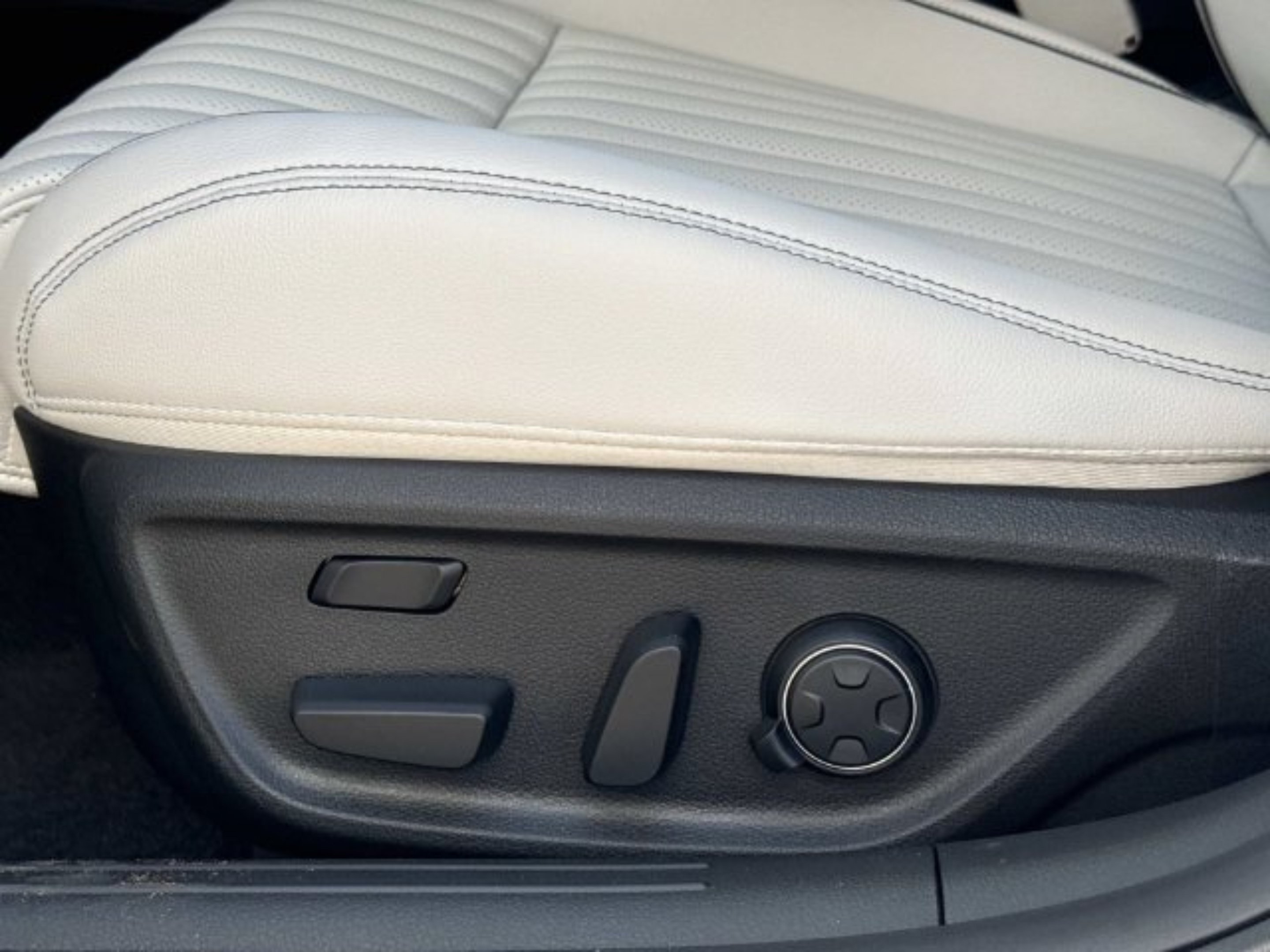 New 2027 Uyuni White Genesis 2.5T Sport Prestige image 14