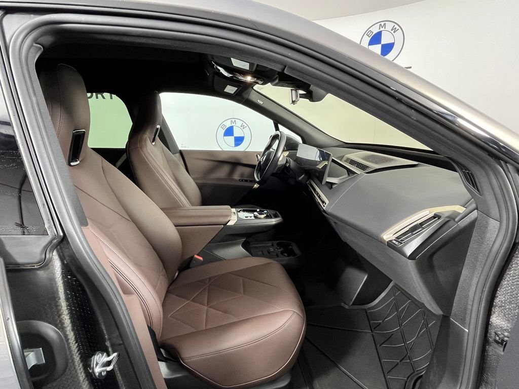 Used 2024 Gray BMW xDrive50 image 22
