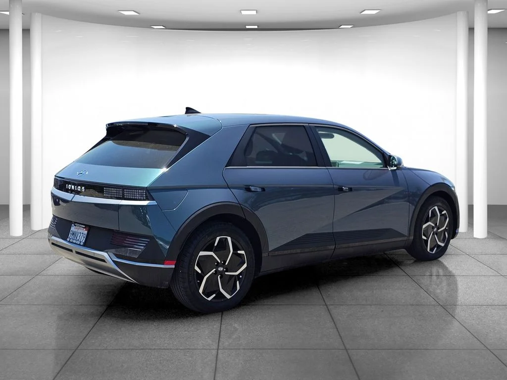 Used 2024 Green Hyundai SE image 5