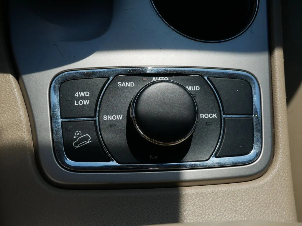 Used 2015 White Jeep Limited image 25