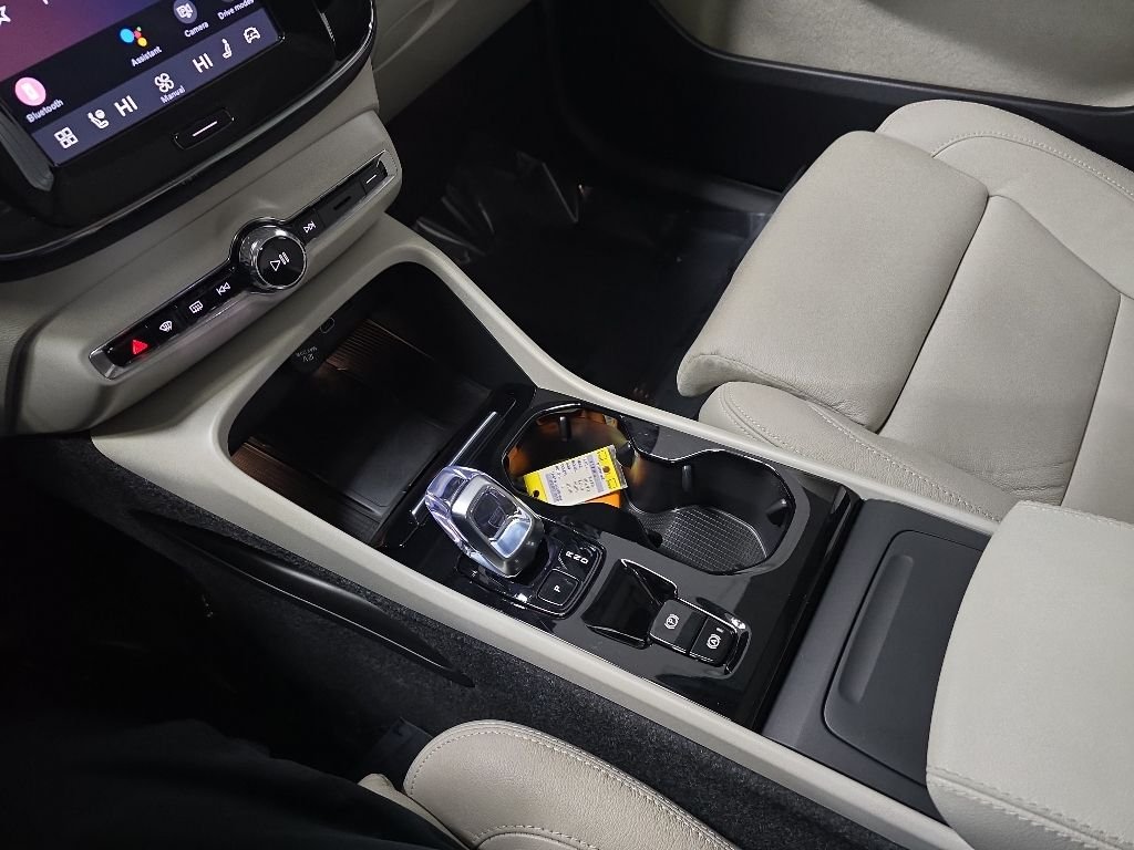 2023 Volvo XC40 Plus - Photo 28
