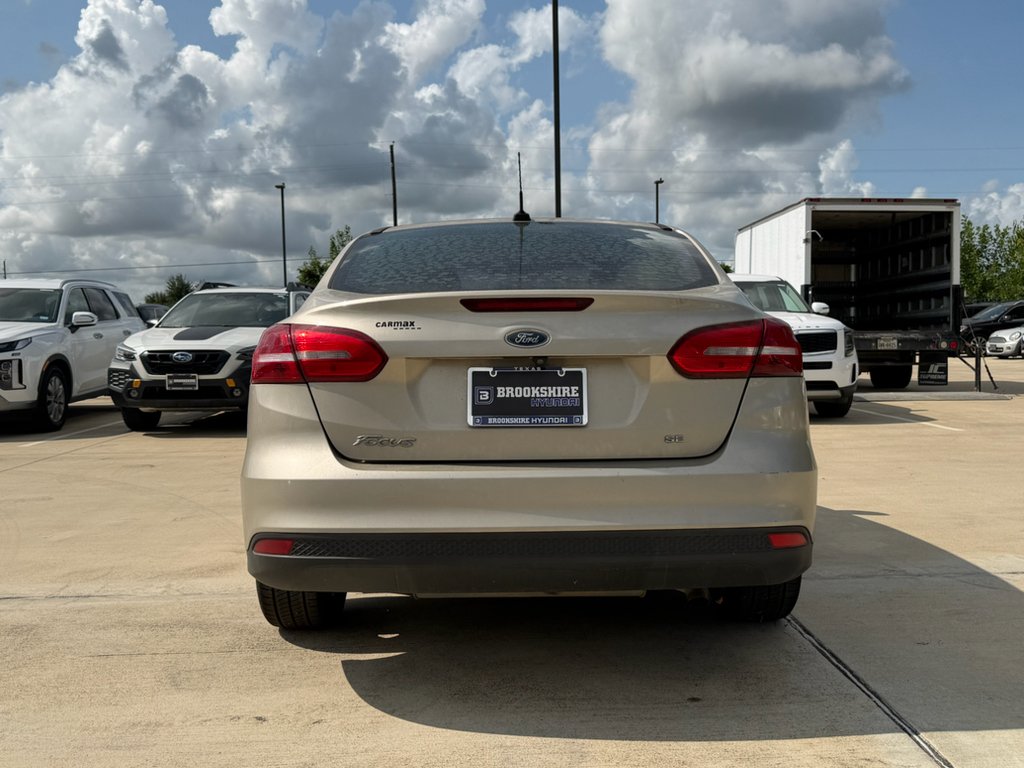 Used 2018 White Gold Metallic Ford SE image 5
