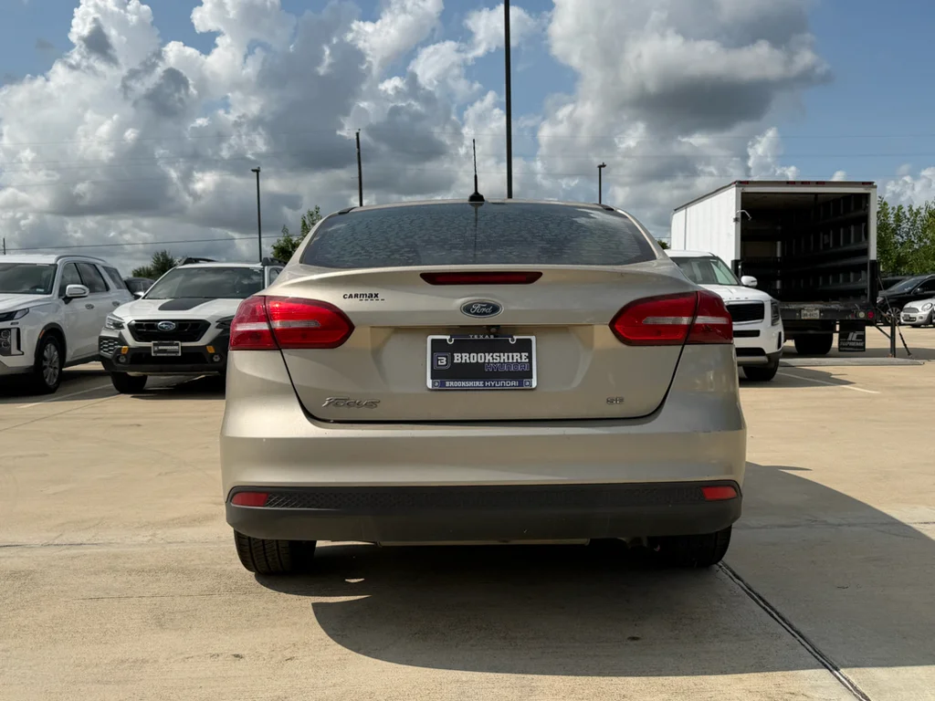 Used 2018 White Gold Metallic Ford SE image 5