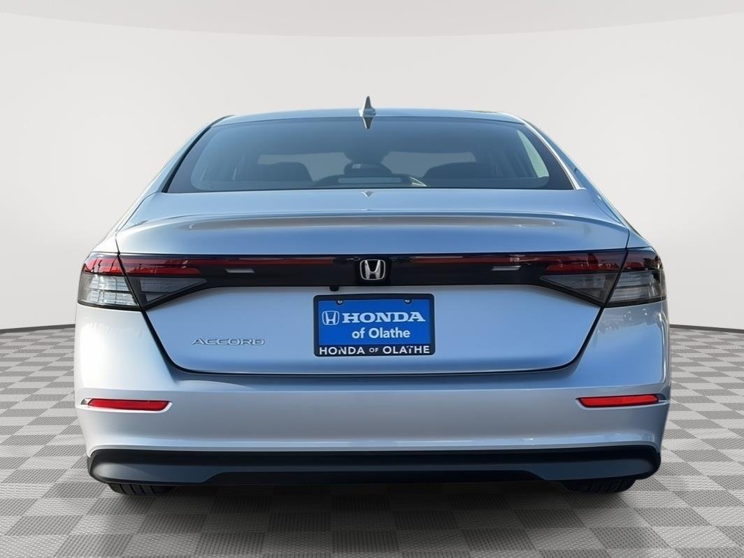 Certified Used 2024 Solar Silver Metallic Honda LX image 5