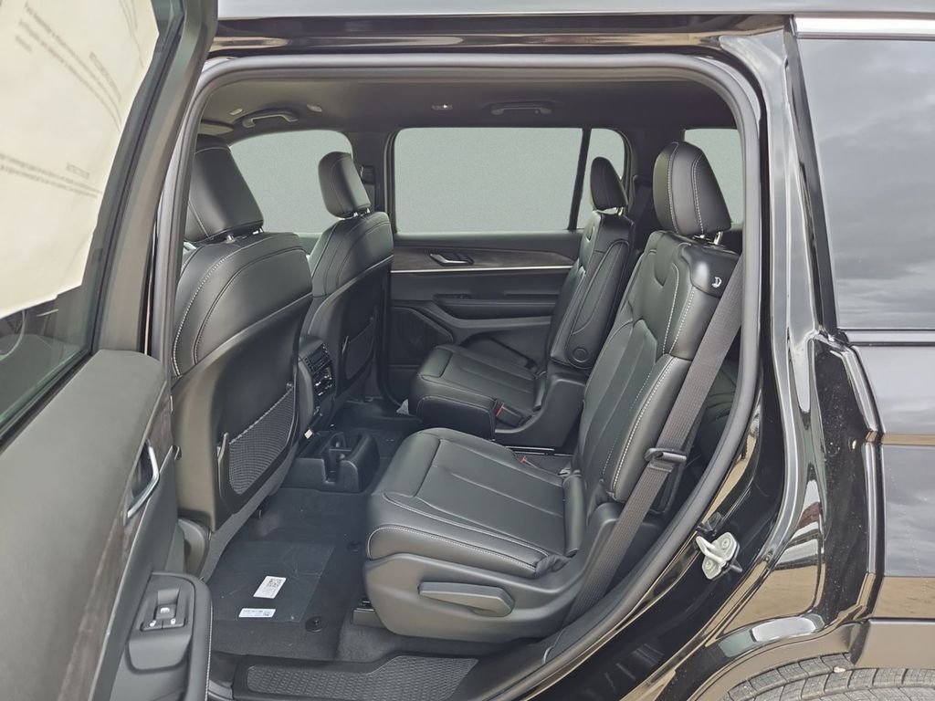 New 2025 Diamond Black Crystal Pearl-Coat Exterior Paint Jeep Limited image 16