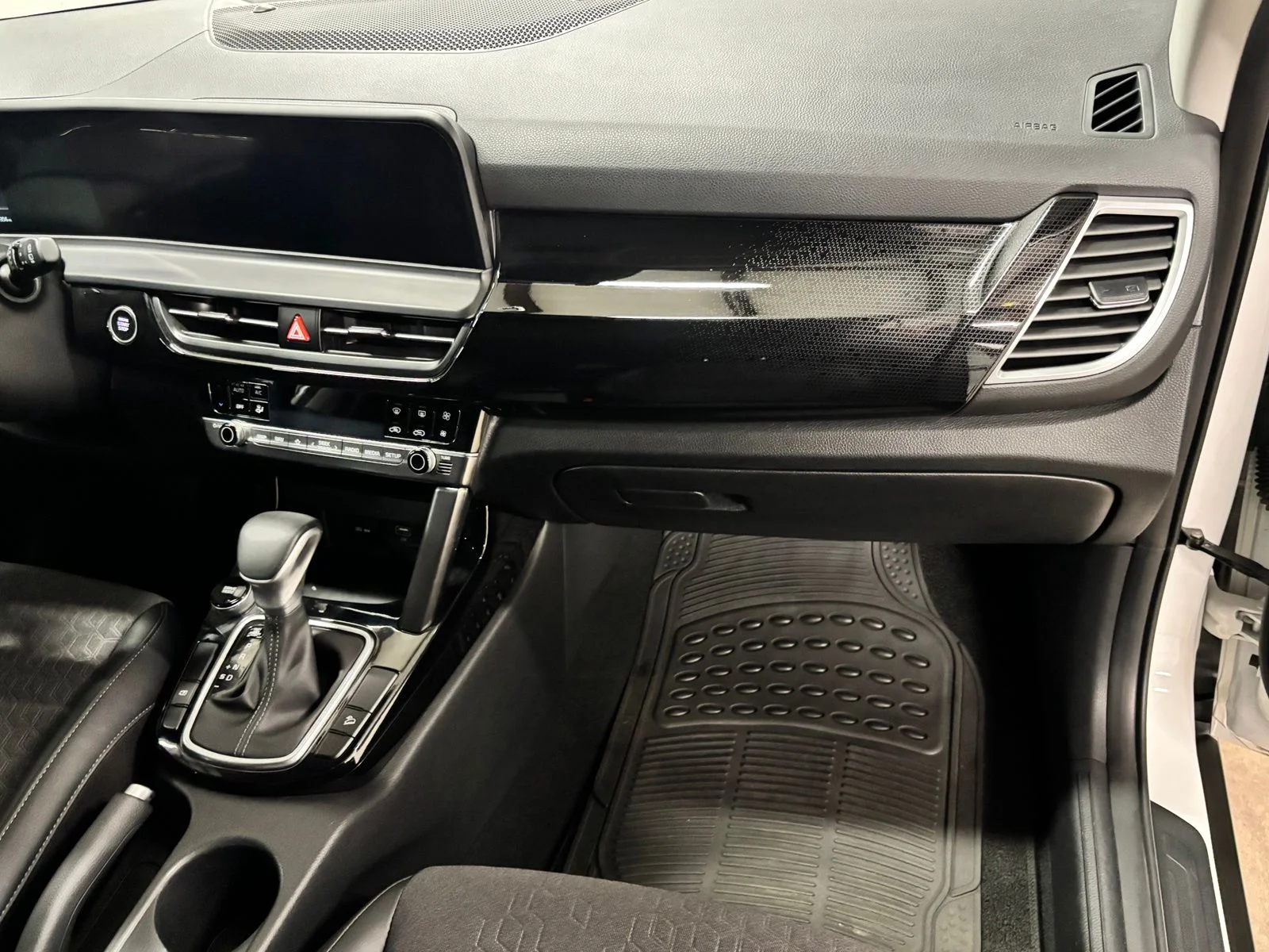 Used 2025 White Kia S image 20
