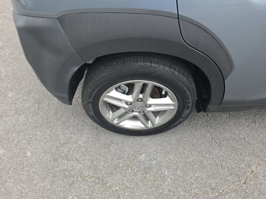 Used 2021 Silver Hyundai SE image 9