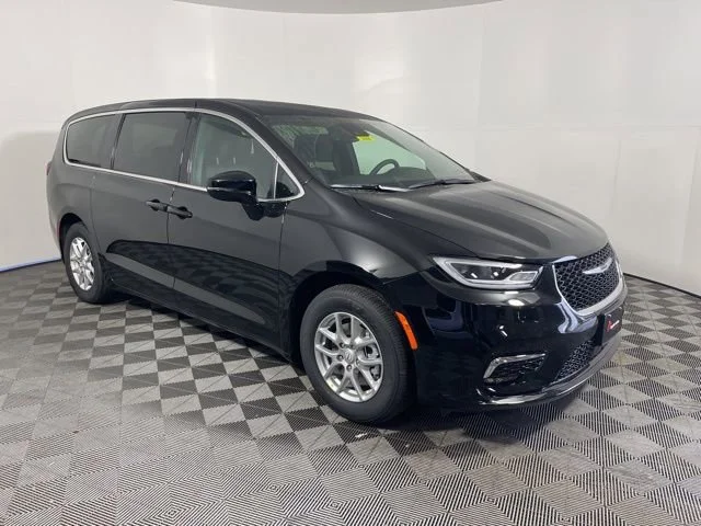 2026 Chrysler Pacifica Select's photo