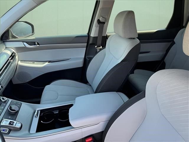 Used 2023 White Hyundai SE image 7
