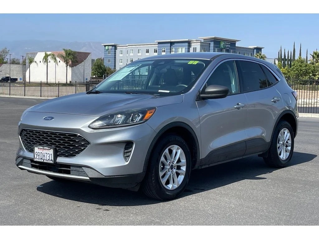 Used 2022 ICONIC SILVER Ford SE image 2