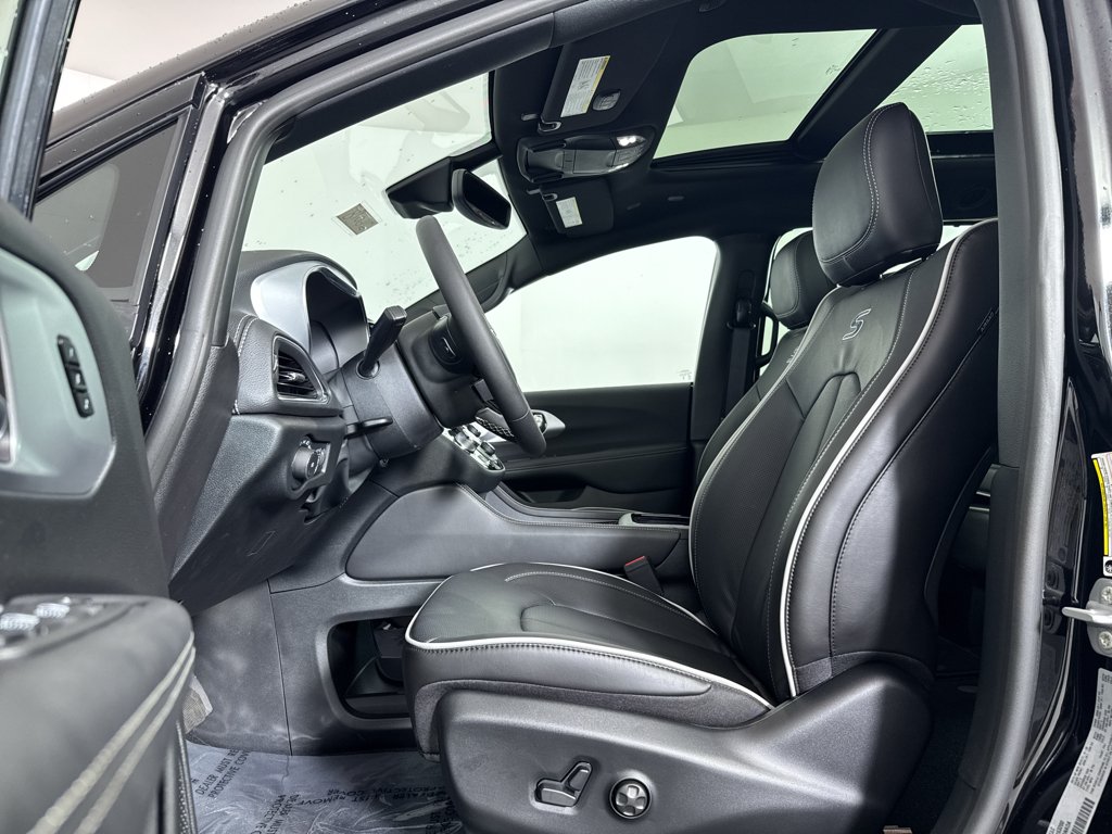2026 Chrysler Pacifica Limited - Photo 10