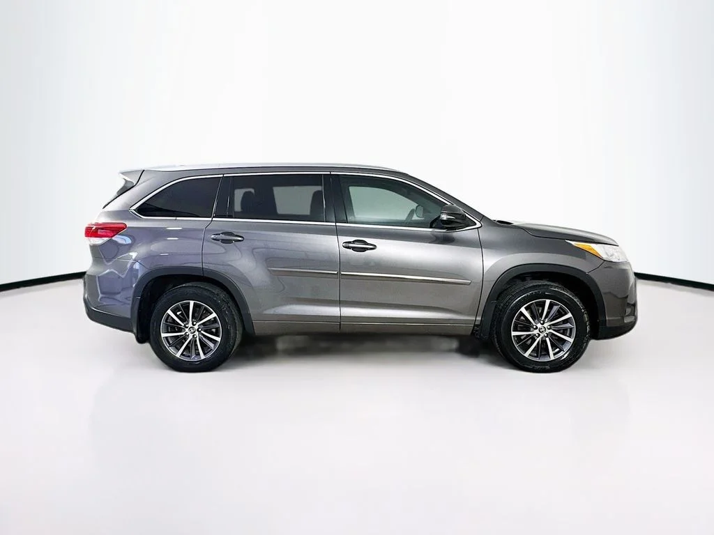 Used 2018 Gray Toyota XLE image 8