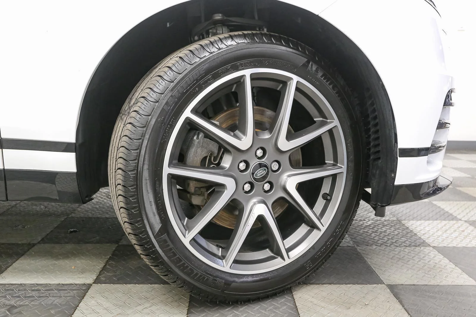 Used 2023 Fuji White Land Rover R-Dynamic S image 16