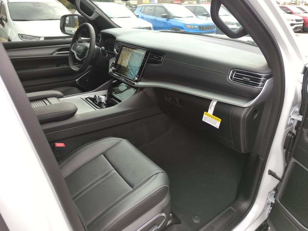 New 2026 Bright White Clear-Coat Exterior Paint Jeep Limited Altitude image 37