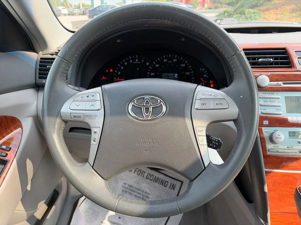 Used 2009 White Toyota XLE image 14