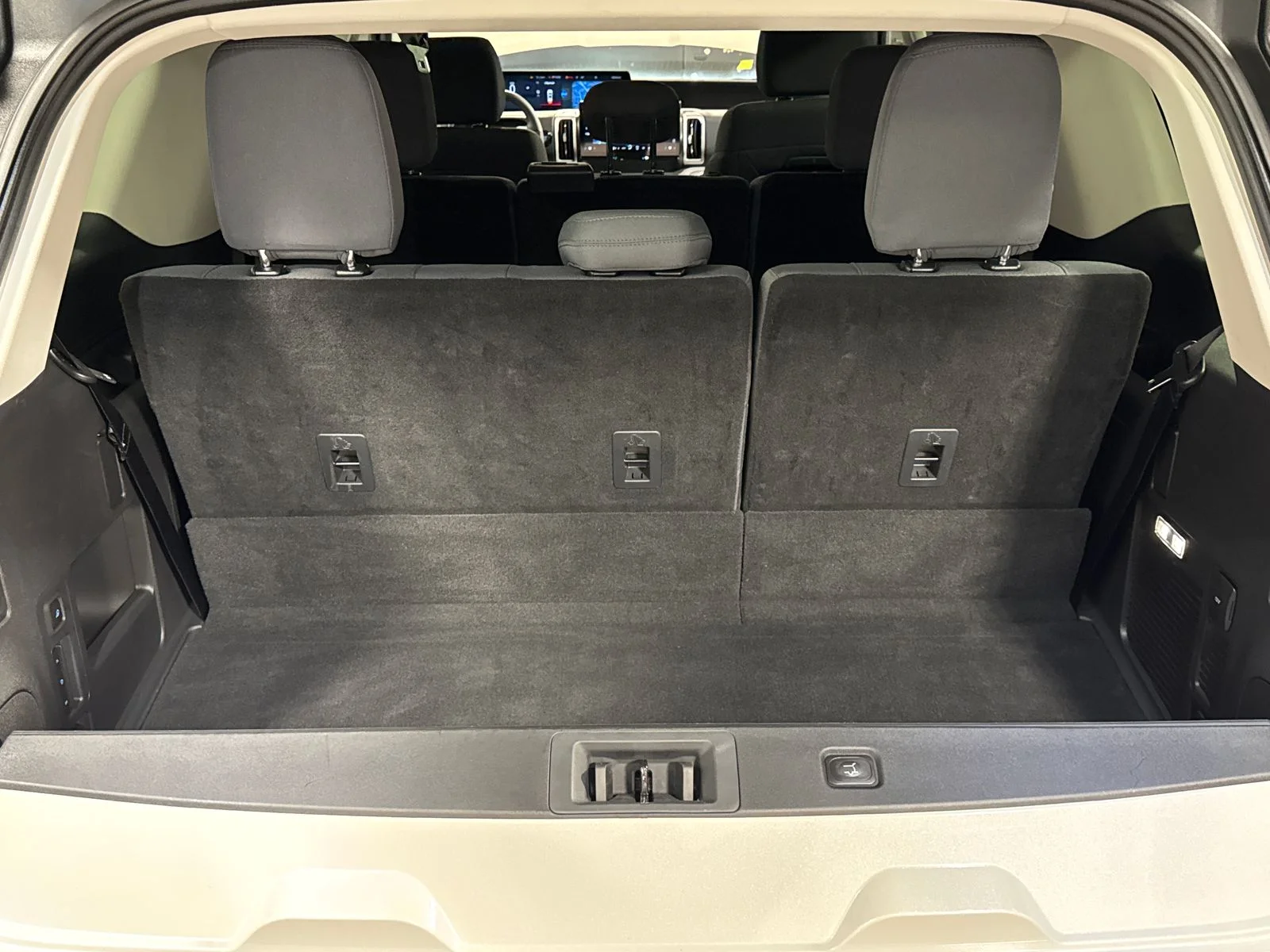 Used 2025 White Metallic Ford Active image 26