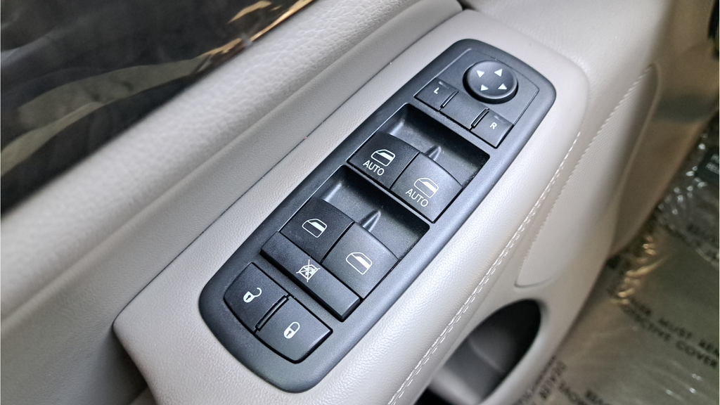 Used 2013 Black Jeep Altitude image 15