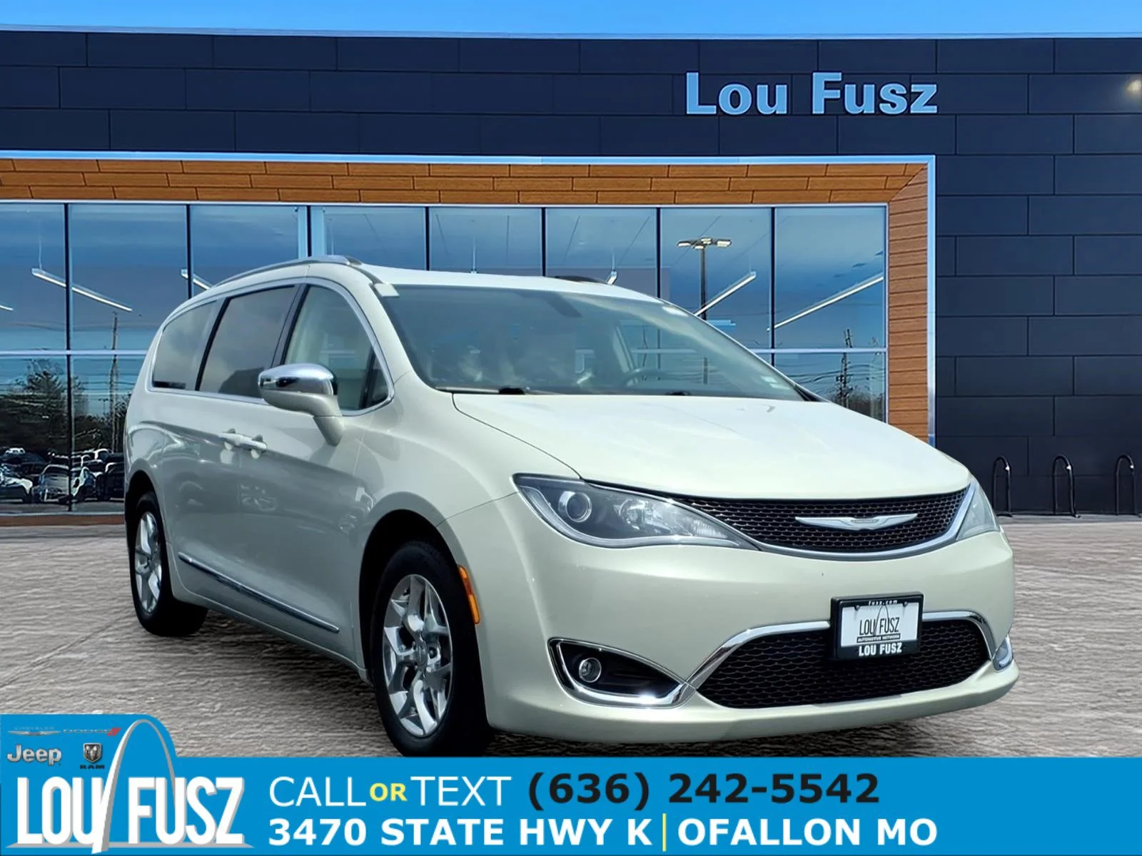 2017 Chrysler Pacifica Limited's photo