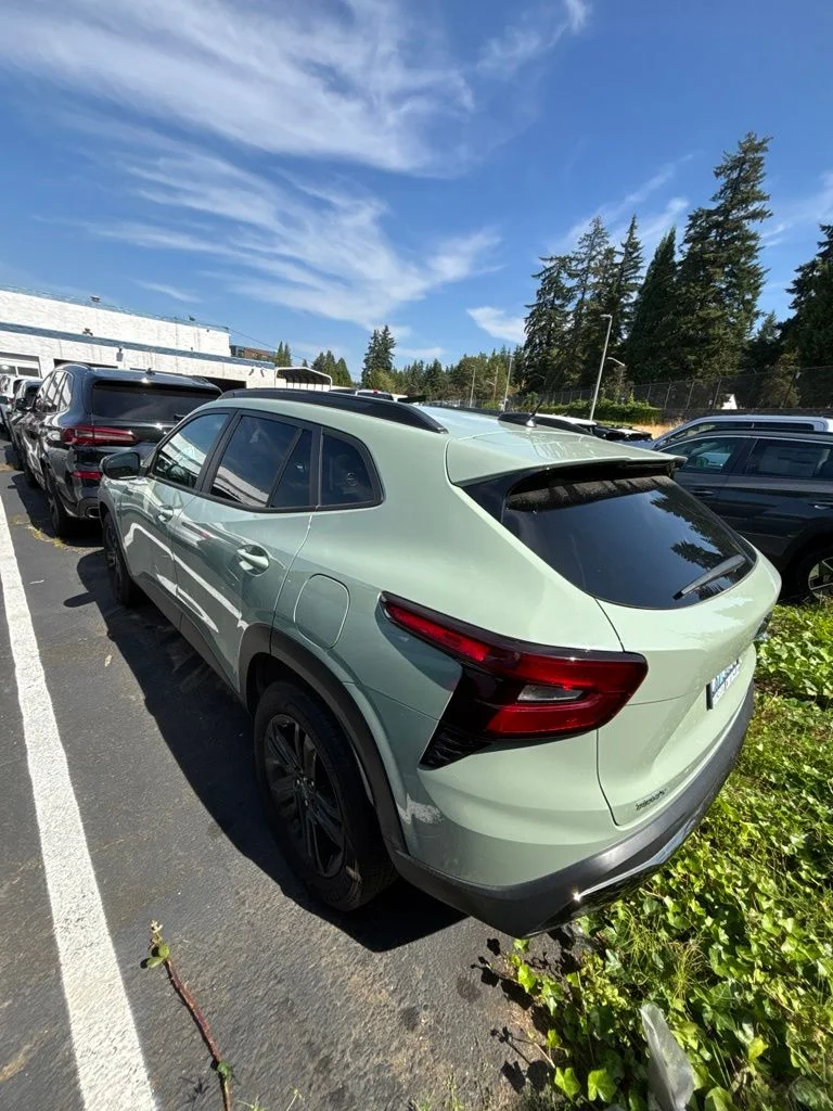 Used 2024 Green Chevrolet ACTIV image 3