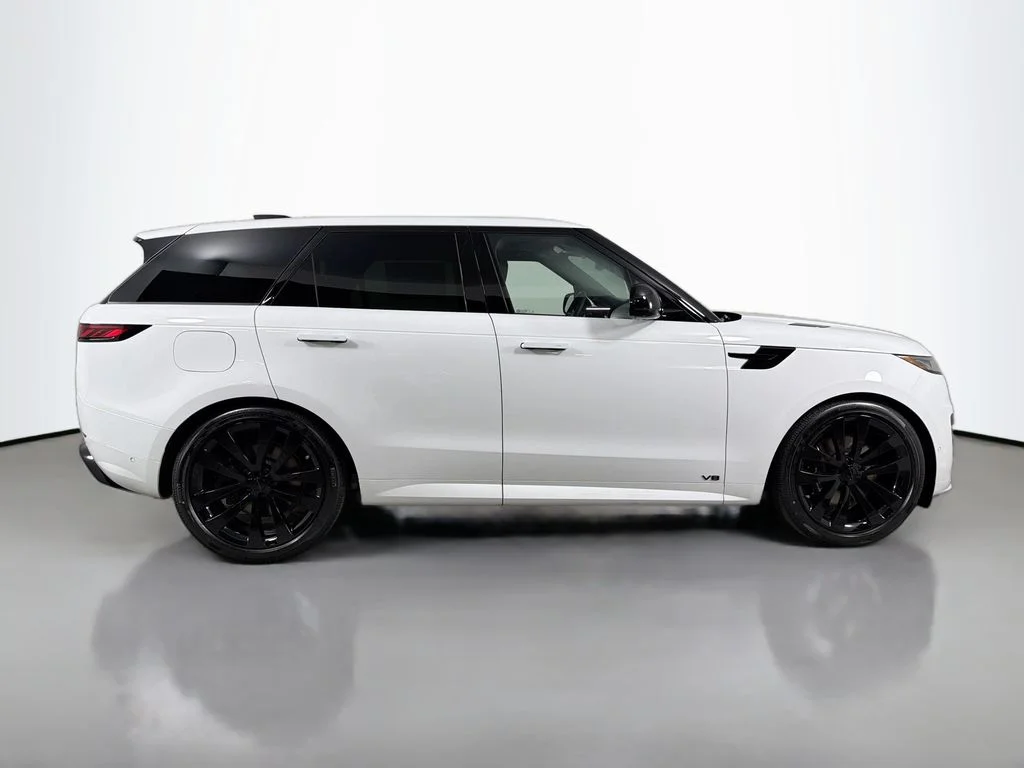 New 2026 Fuji White Land Rover Dynamic SE image 4