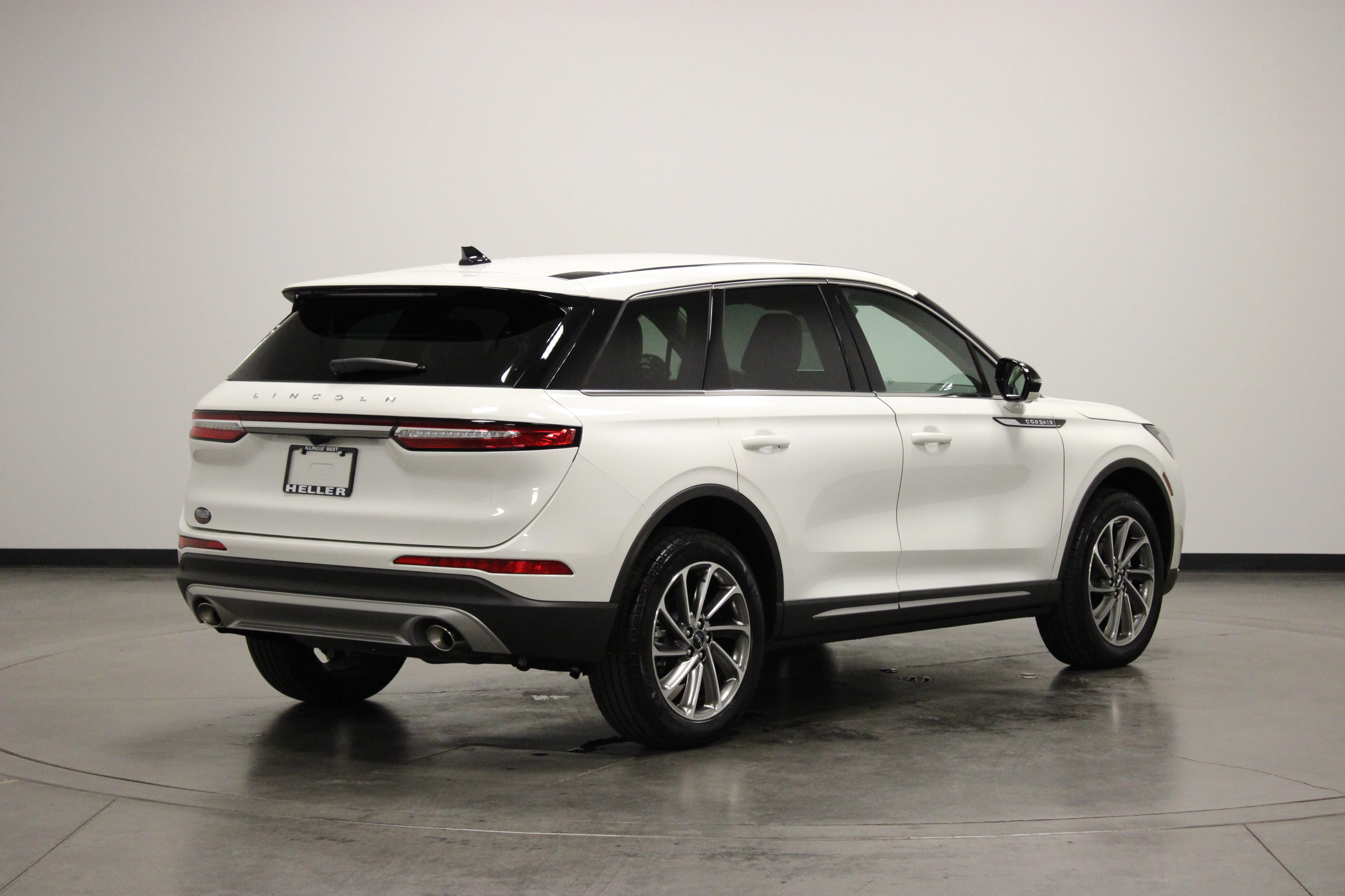 Used 2025 White Metallic Lincoln Premiere image 8