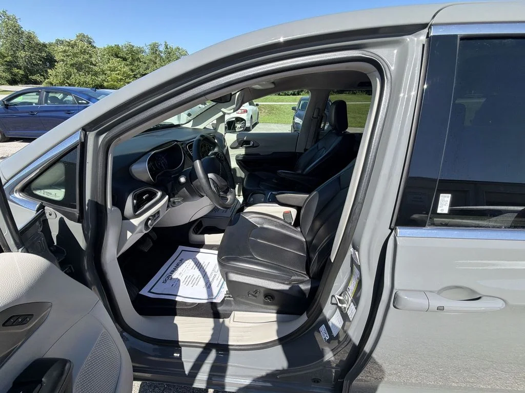 Used 2023 White Chrysler Touring L image 11