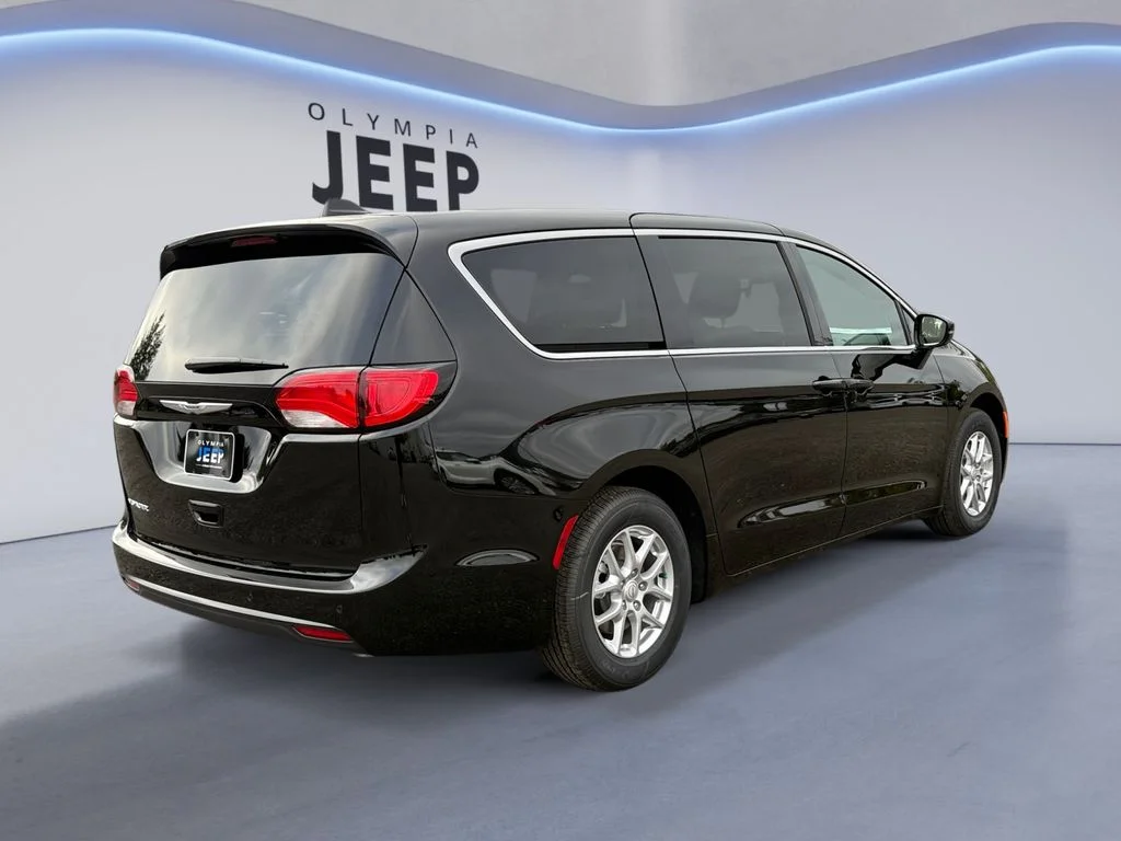 2025 Chrysler Voyager LX - Photo 6
