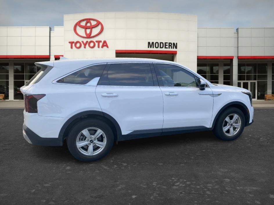 Used 2025 Glacial White Pearl Kia LX image 11