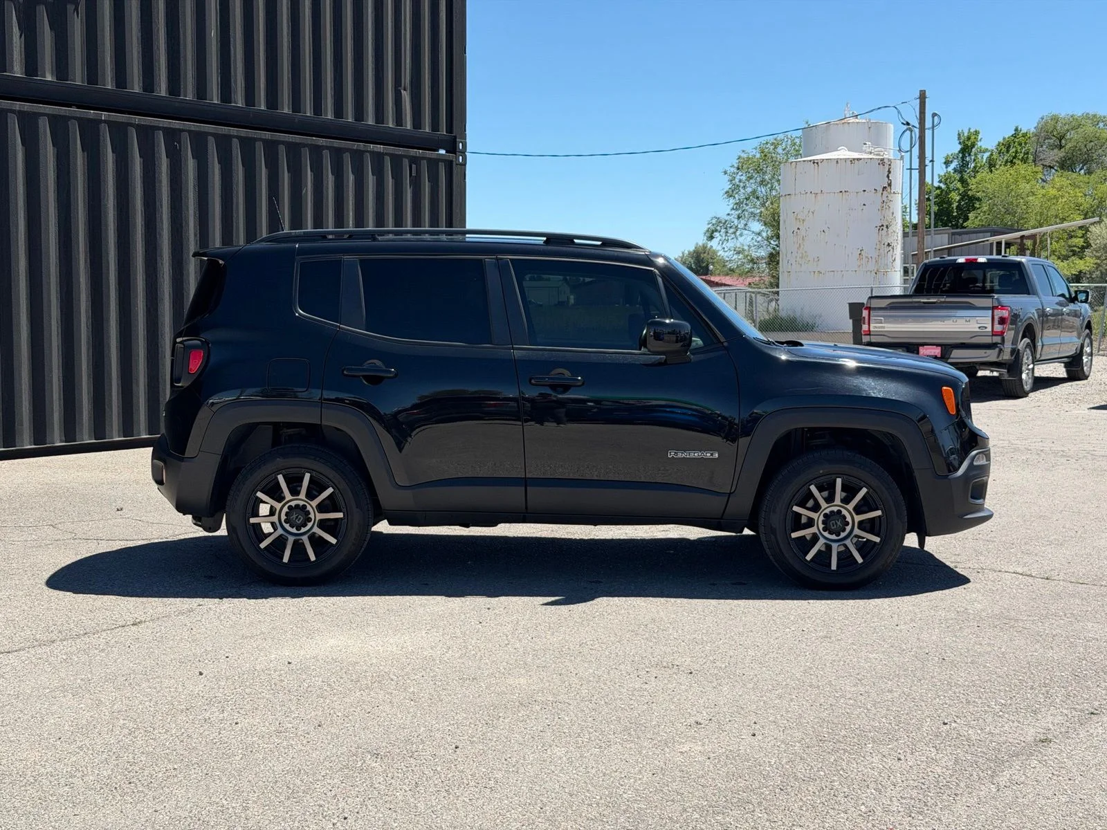 Used 2018 Black Jeep Latitude image 6