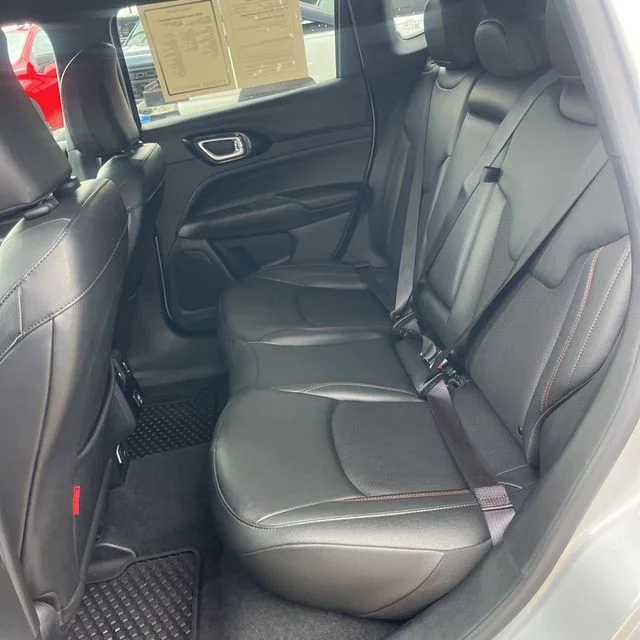 Used 2025 Silver Zynith Metallic Clearcoat Jeep Trailhawk image 12