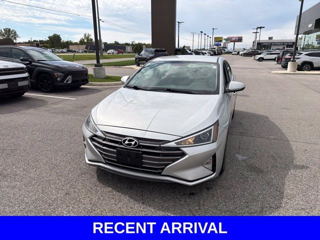 Used 2019 Silver Hyundai SE image 5