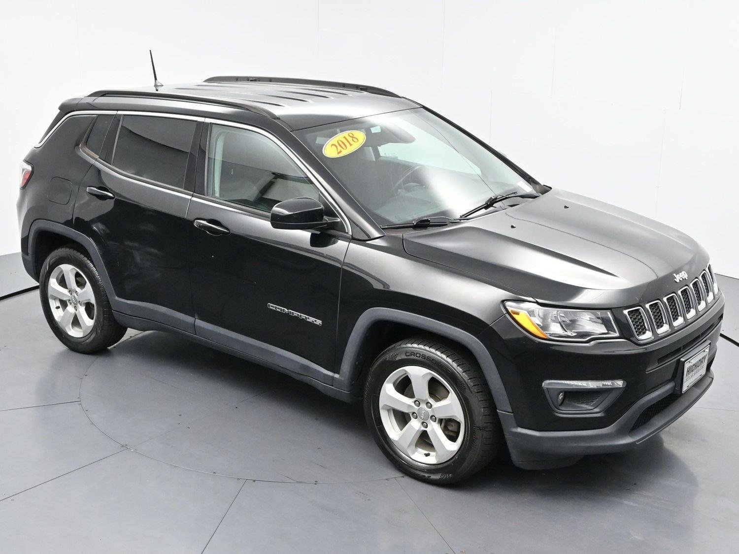 Used 2018 Diamond Black Crystal Pearlcoat Jeep Latitude image 35